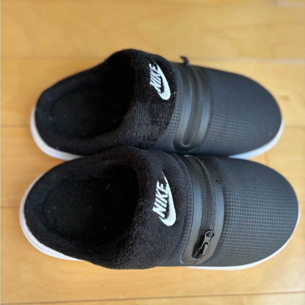 Nike Kids Black and White Burrow Slip-On Slippers